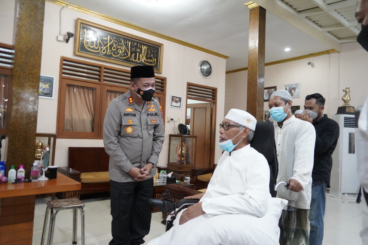 Jalin Silaturahmi Dengan Toga & Tomas, Kapolres Tanjung Perak Sambang Kediaman KH Ali Badri Zaini