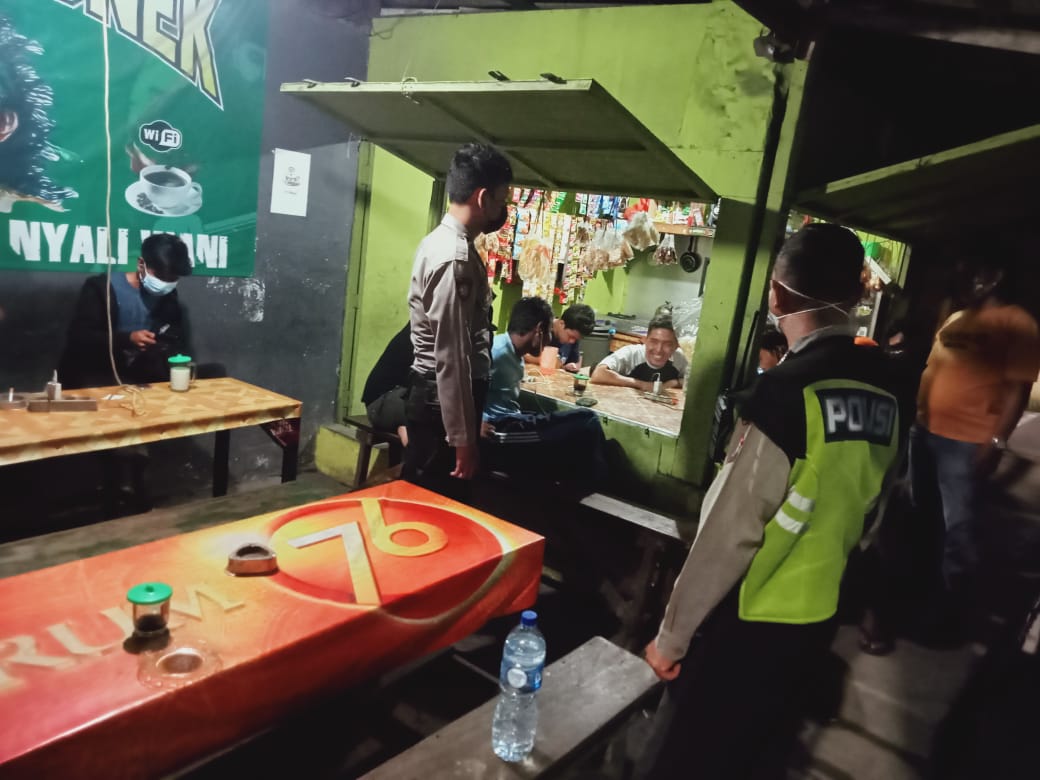 Polsek Krembangan Sasar Warung-Warung Dalam Rangka Operasi Jam Malam & Penertiban Masker