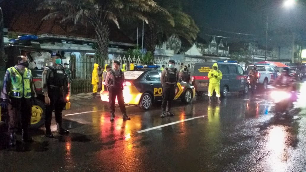 Kapolres Tanjung Perak Pimpin Patroli Skala Besar Untuk Cegah Penyebaran Virus Corona