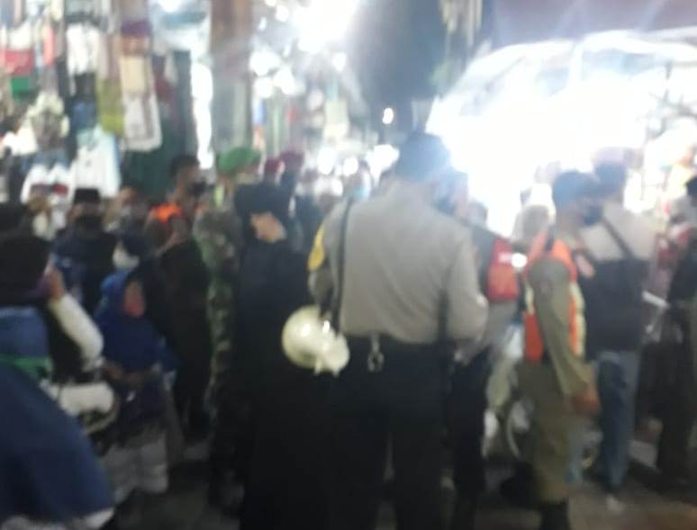 Polsek Semampir Gelar Operasi Penertiban Masker Bareng Satpol PP & Koramil di Wisata Religi Ampel