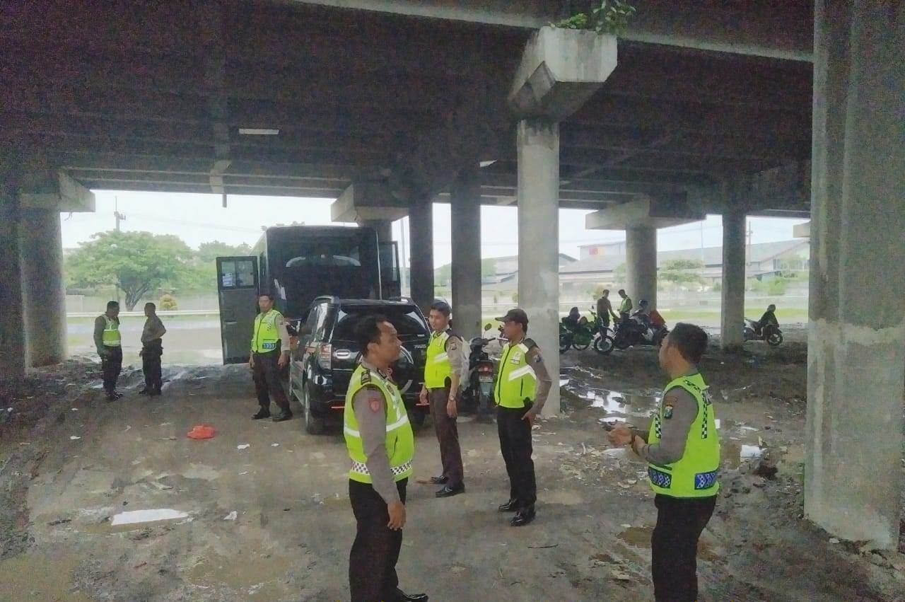 Polsek Asemrowo Laksanakan Pengamanan Jalur Supporter Bonek
