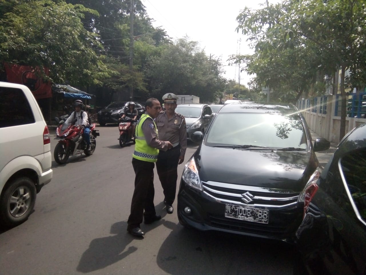 Unit Lantas Polsek Pabean Cantikan Lakukan Penindakan Parkir Liar Taksi Online
