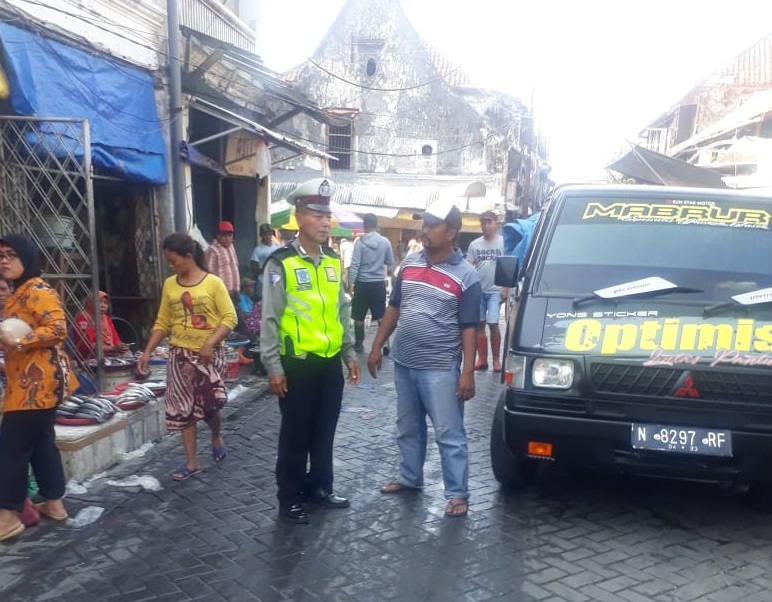 Unit Lantas Polsek Pabean Cantikan Atur Lalin di Jalan Panggung