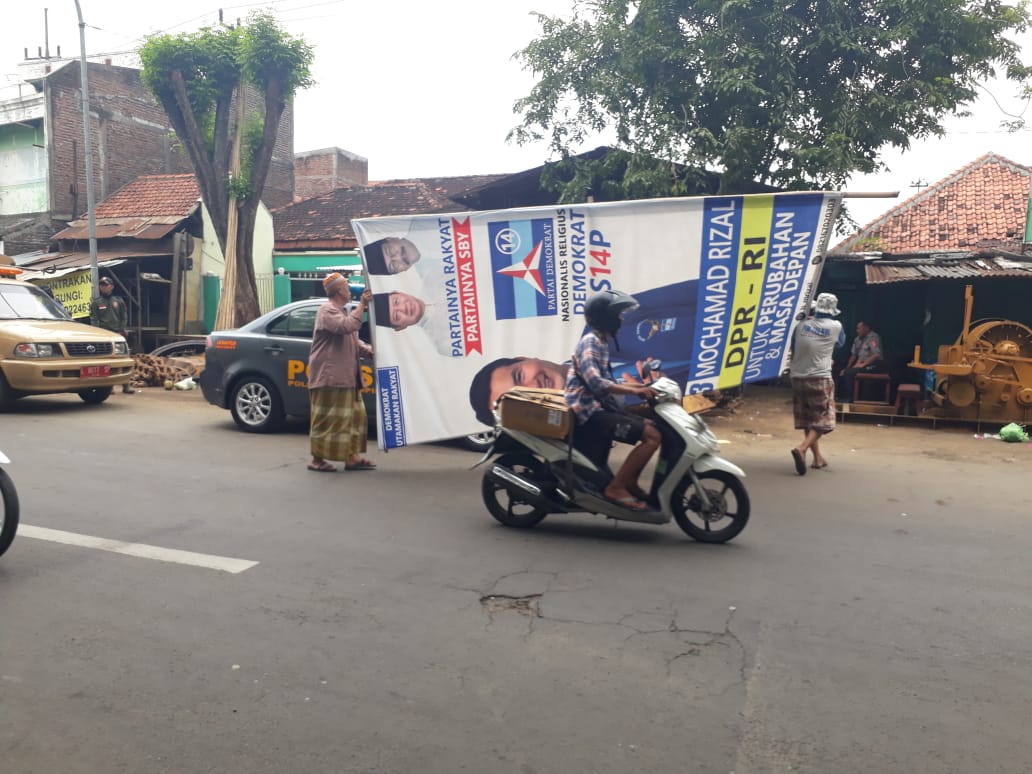 Polsek Semampir Kawal Pelaksanaan Penertiban APK