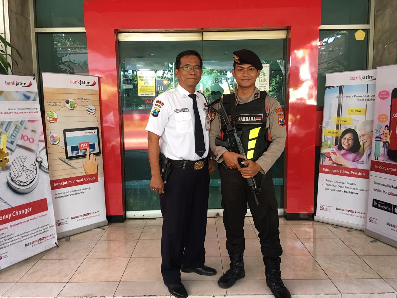 Satsabhara Polres Tanjung Perak Lakukan Pengamanan Kantor Bank, Antisipasi Perampokan Nasabah