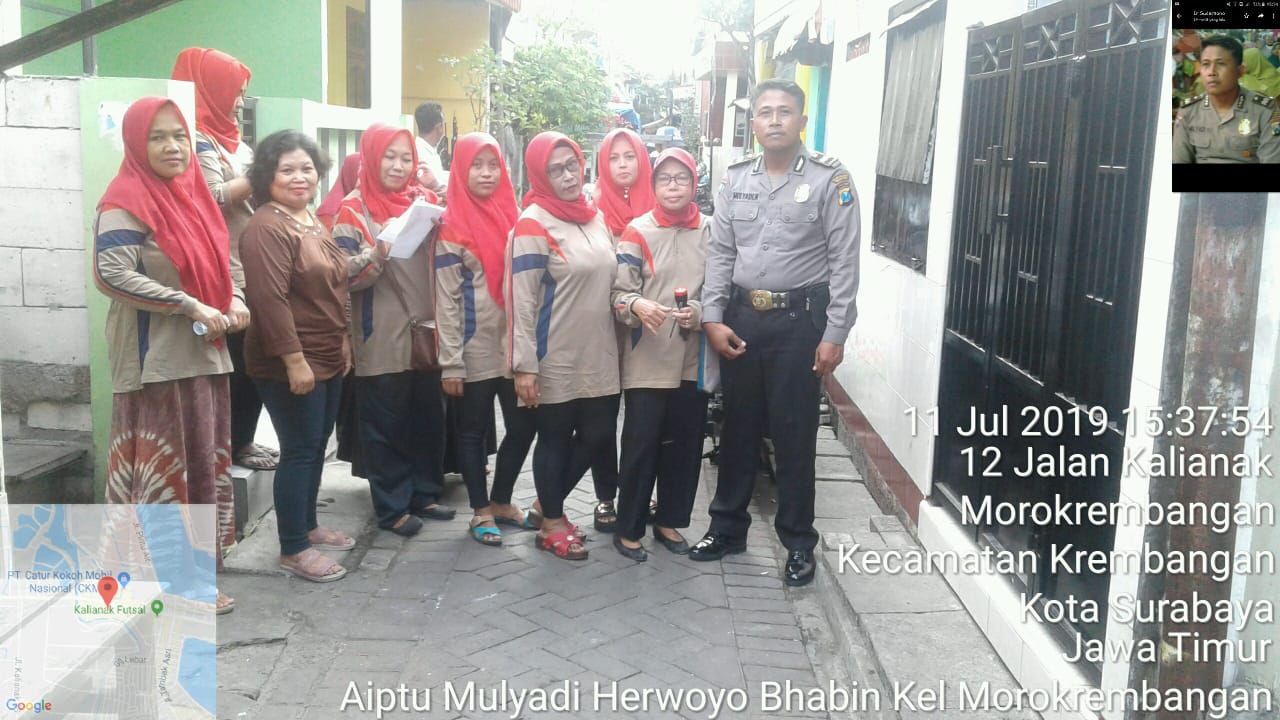 Babinkamtibmas Morokrembangan Lakukan Pendampingan Kader Jumantik Ke Rumah-Rumah Warga
