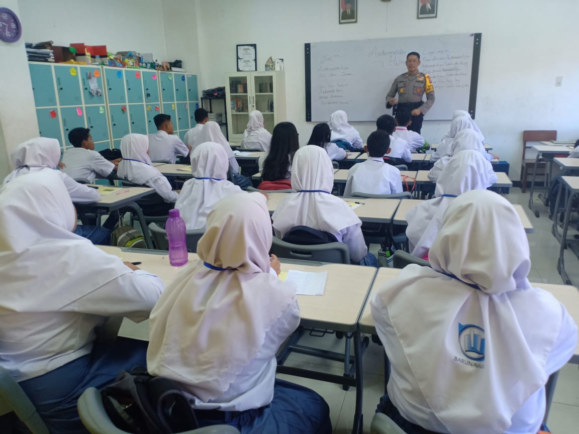 Kasat Sabhara Polres Tanjung Perak Sampaikan Penyuluhan Bela Negara Ke Murid SMA Barunawati