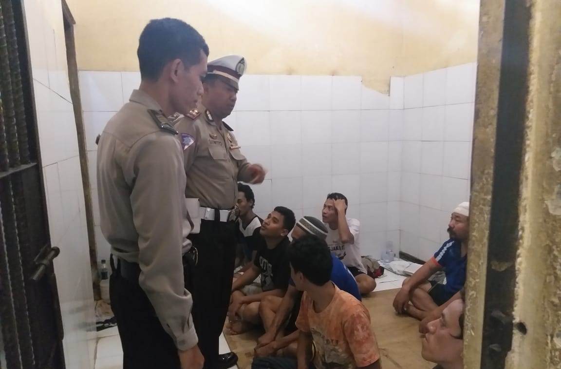 Polsek Asemrowo Cek Rutin Tahanan di Pagi Hari