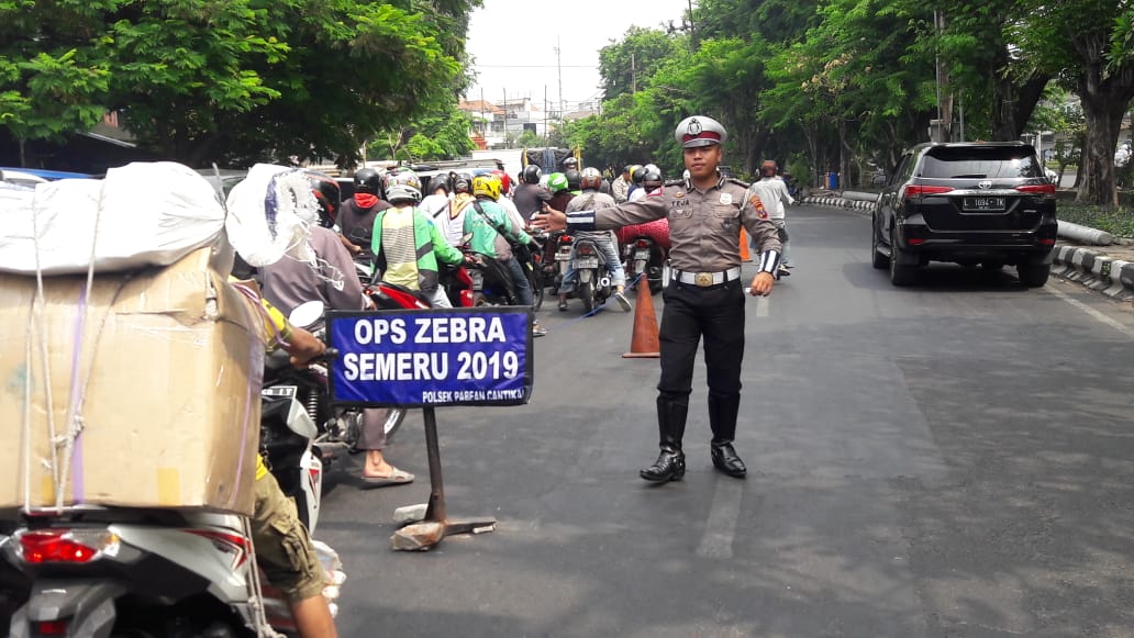Polsek Pabean Cantikan Jaring Puluhan Pelanggar Dalam Razia Sepeda Motor di Jalan Gili