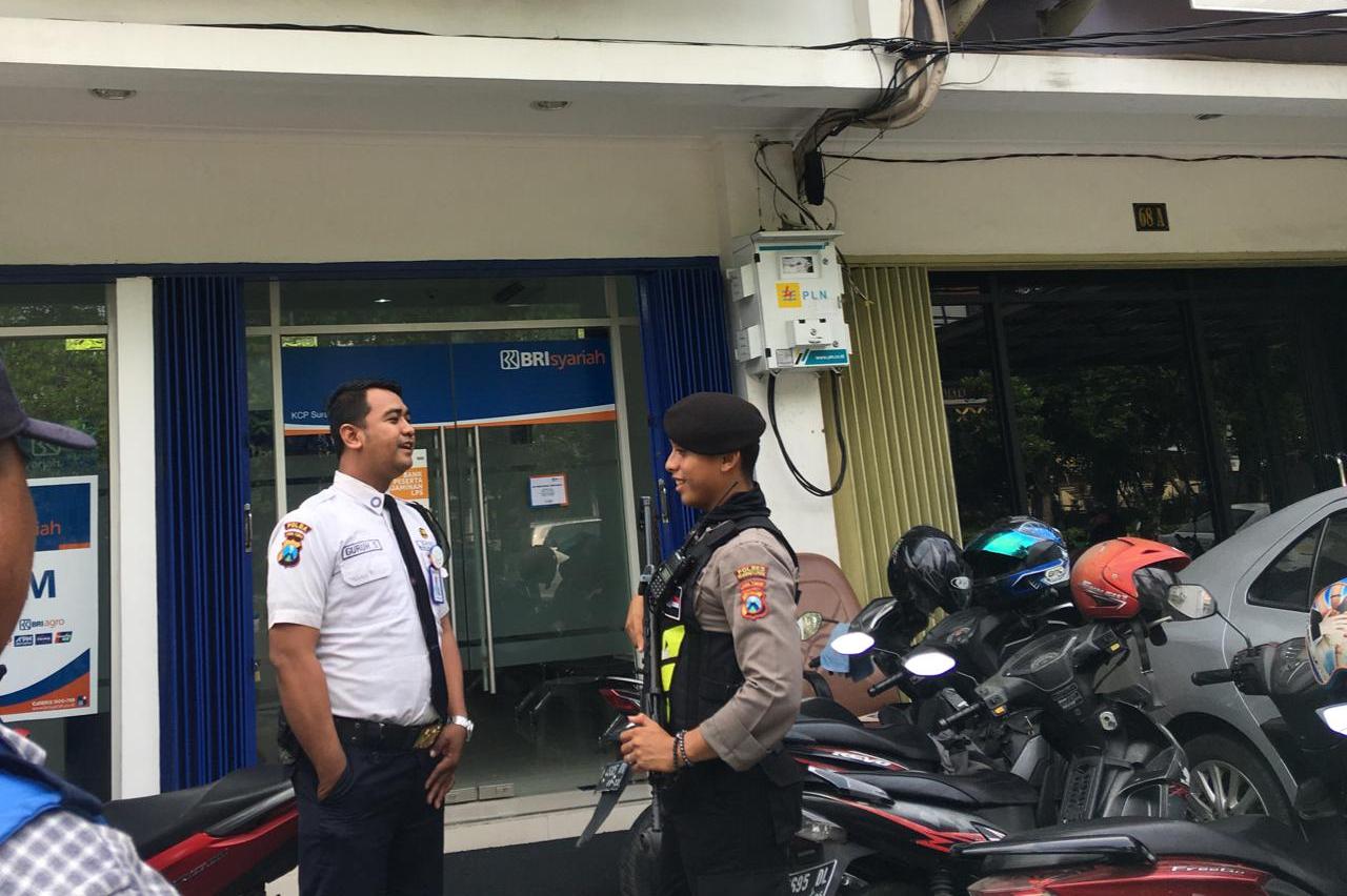 Satsabhara Polres Tanjung Perak Gelar Patroli di Kantor Bank BRI Syariah