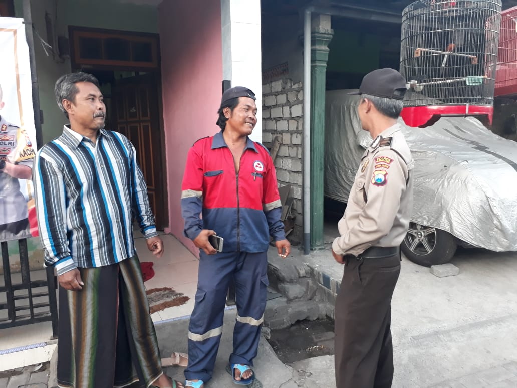 Sambang Pemukiman, Babinkamtibmas Genting Kalianak Sampaikan Pesan Siskamling