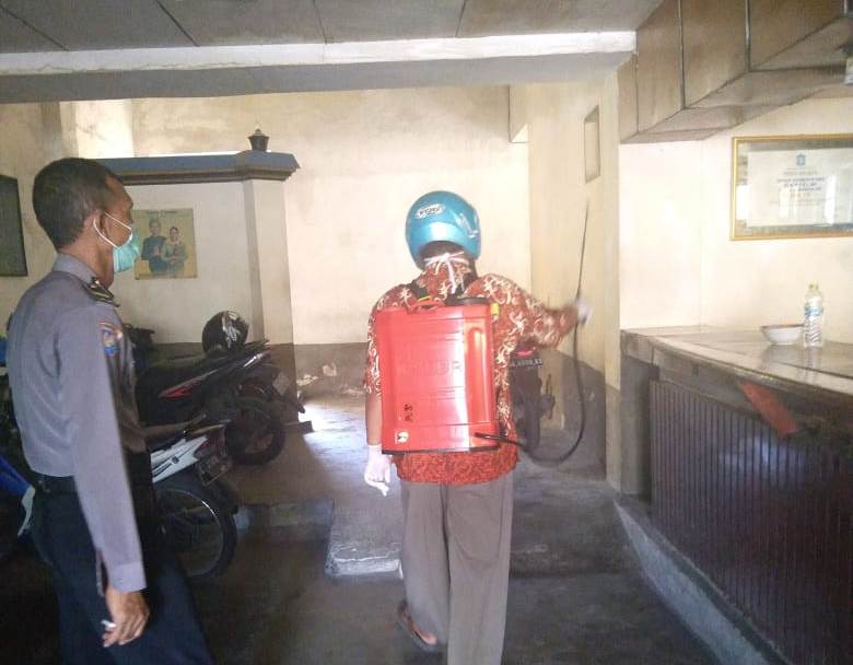 Polsek Krembangan Bersama Kecamatan Lakukan Penyemprotan Antiseptic di Hotel