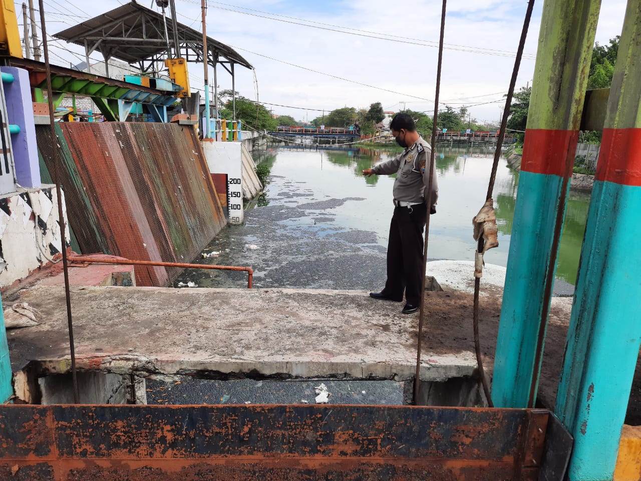 Polsek Kenjeran Pantau Debit Air, Deteksi Dini Potensi Banjir