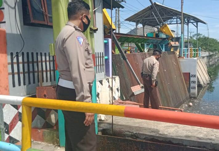 Polsek Kenjeran Pantau Debit Air, Waspada Potensi Banjir