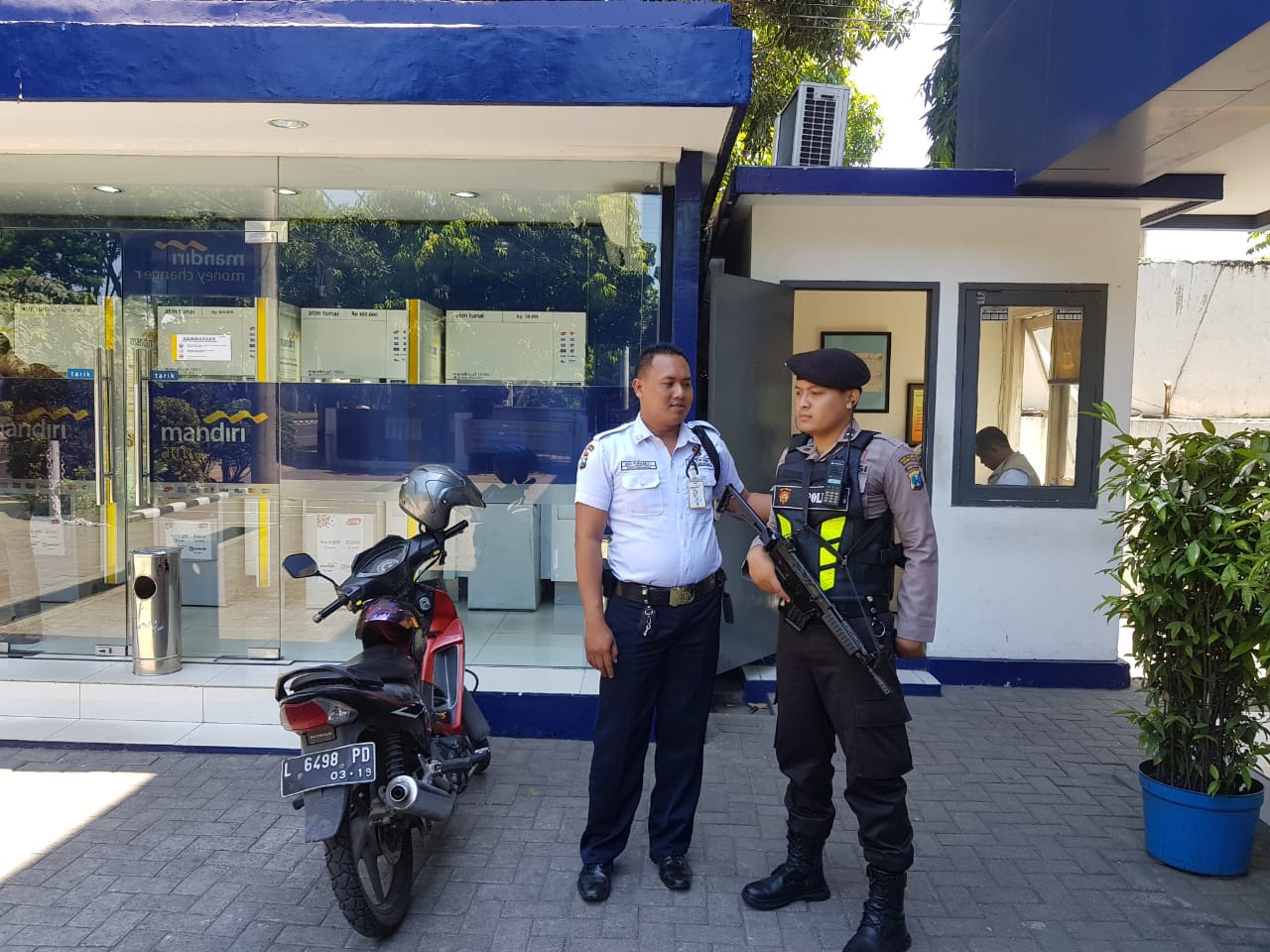Satsabhara Polres Pelabuhan Tanjung Perak Sambang Bank Mandiri Perak Timur