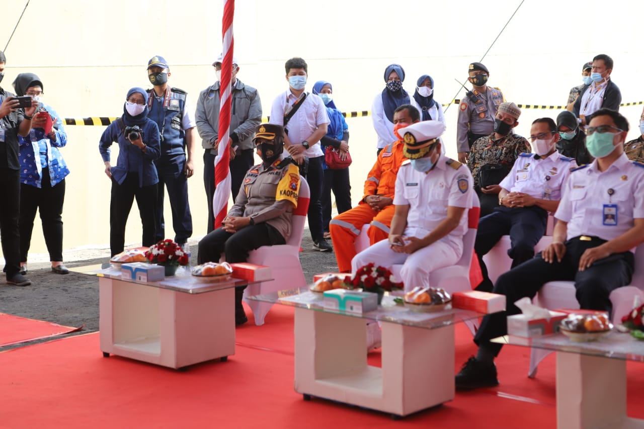 Kapolres Tanjung Perak Pantau Pelepasan Pengangkutan Bantuan Kemanusiaan di Pelabuhan GSN