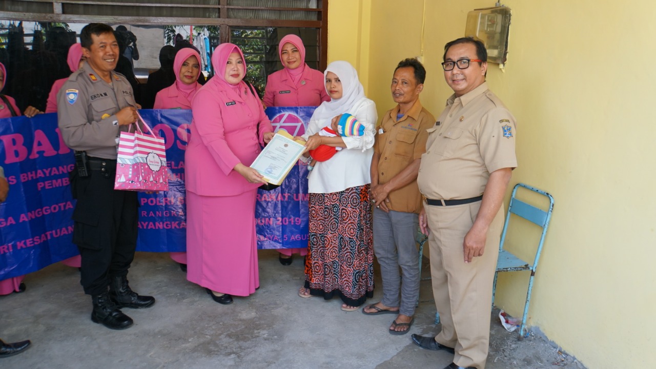 Polres Tanjung Perak Bantu Pengurusan Akte Dalam Rangka Hari Kesatuan Gerak Bhayangkari Ke 67