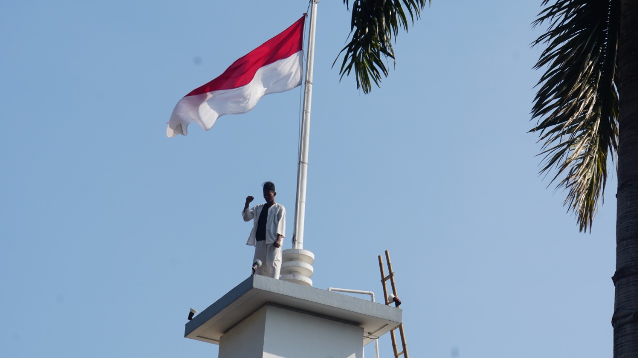 Kapolres Tanjung Perak Gelar Teatrikal Bersama Walikota Surabaya, Memperingati Perobekan Bendera