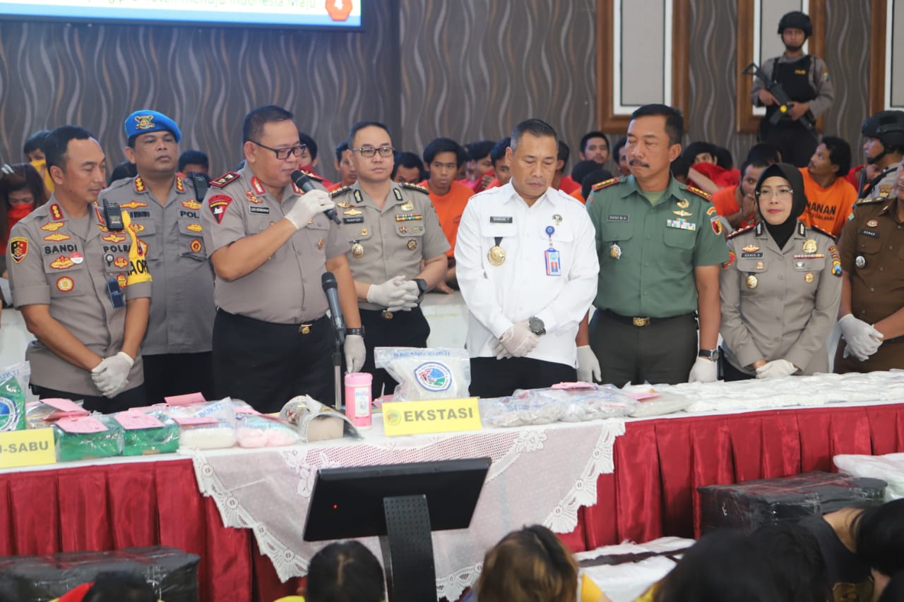 Kapolres Tanjung Perak Dampingi Kapolda Jatim Pimpin Konferensi Pers Kasus Narkoba Awal Tahun