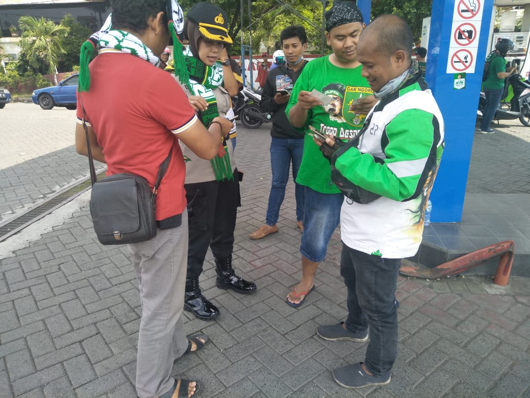 Kapolsek Krembangan Sampaikan Pesan Tertib Lalu Lintas Ke Supporter Bonek