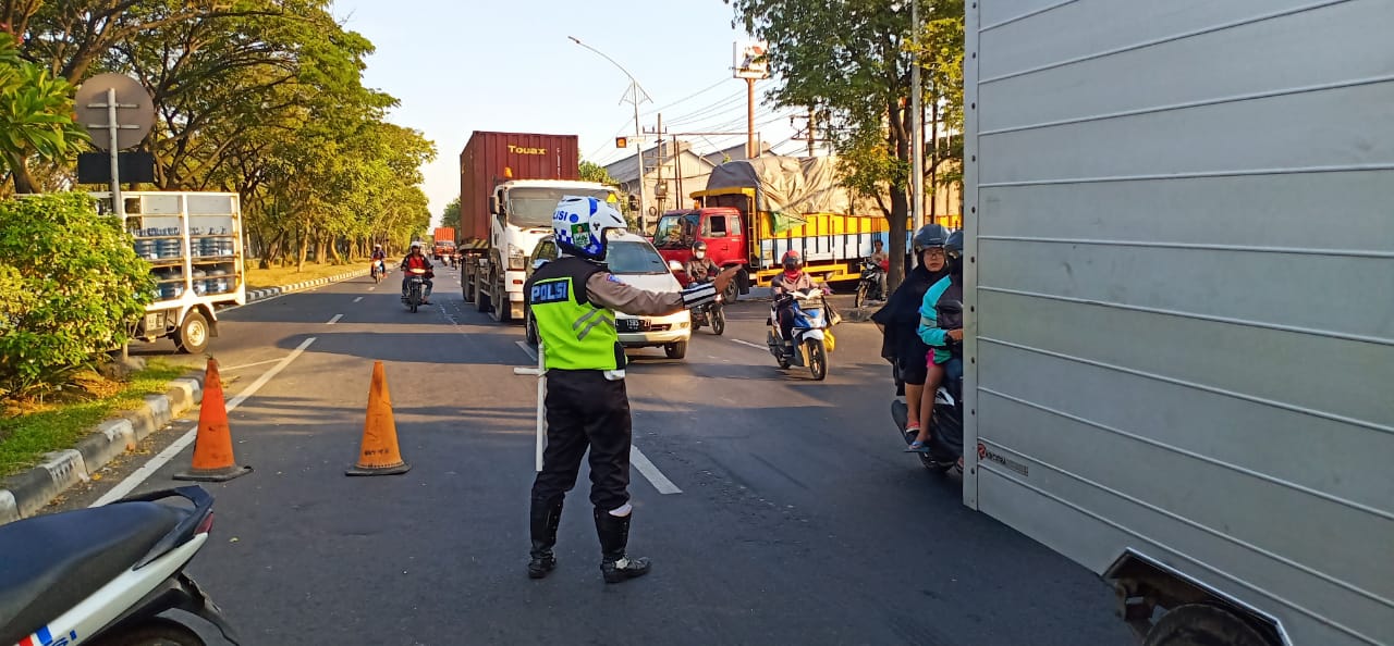 Satlantas Polres Tanjung Perak Lakukan Pengaturan Sore Cegah Kemacetan