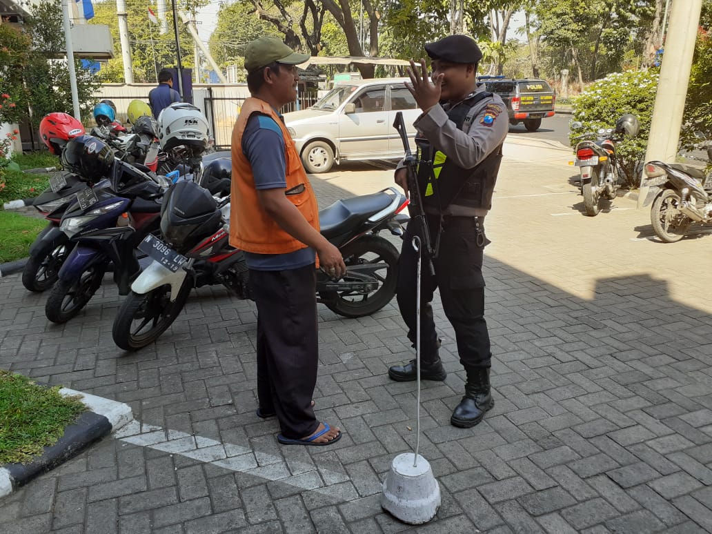 Satsabhara Polres Tanjung Perak Sampaikan Pesan Waspada Curanmor Ke Petugas Parkir