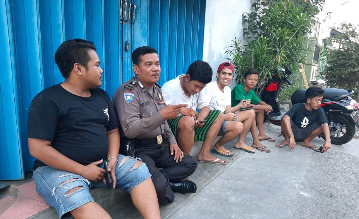 Babinkamtibmas Krembangan Utara Kunjungi Warga Kebalen Kulon, Sosialisasikan SPKT Door To Door