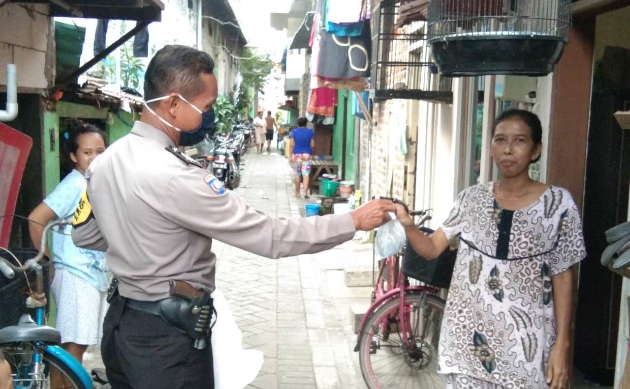 Babinkamtibmas Takal Kedinding Bagikan Nasi Bungkus Untuk Warga Tanah Merah