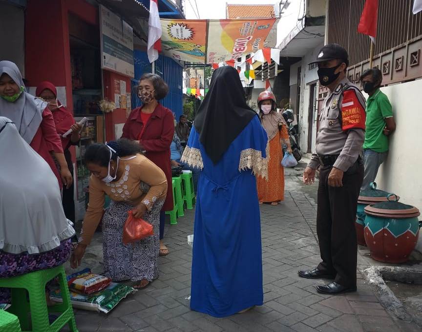 Babinkamtibmas Bongkaran Kawal Pengambilan Bantuan Sembako Untuk Warga Pengampon