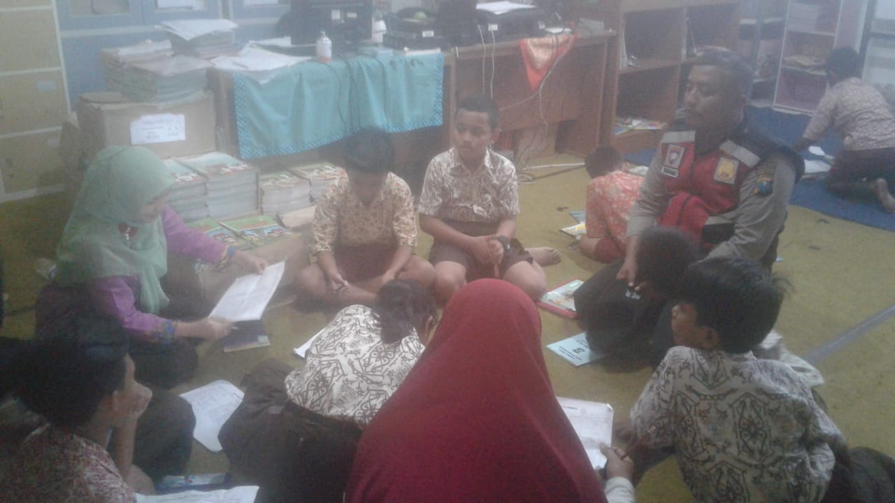 Babinkamtibmas Perak Utara Beri Nasehat Rajin Belajar Dalam Program Rabu Narsis