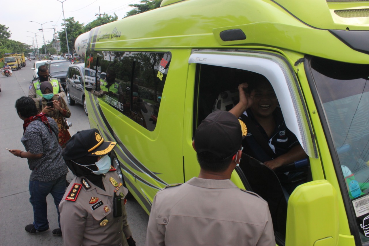 Kapolres Tanjung Perak Pimpin Penyekatan Jalur Menuju Madura, Cegah Penyebaran Virus Corona