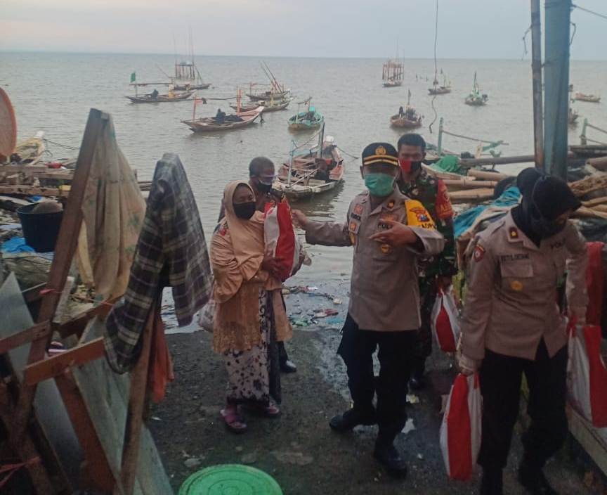 Wakapolres Tanjung Perak Bagi-Bagi Sembako Bantuan Presiden Ke Warga Kampung Nelayan Kedung Cowek