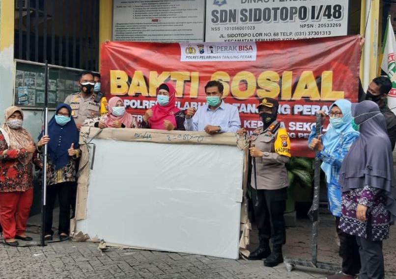 Kapolsek Semampir Dampingi Kapolres Tanjung Perak Ke Sekolah-Sekolah Dalam Rangka Bakti Sosial