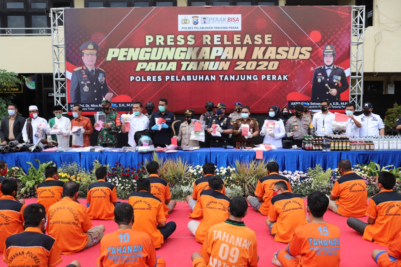 Kapolres Tanjung Perak Pimpin Konferensi Pers Pengungkapan Kasus Sepanjang Tahun 2020