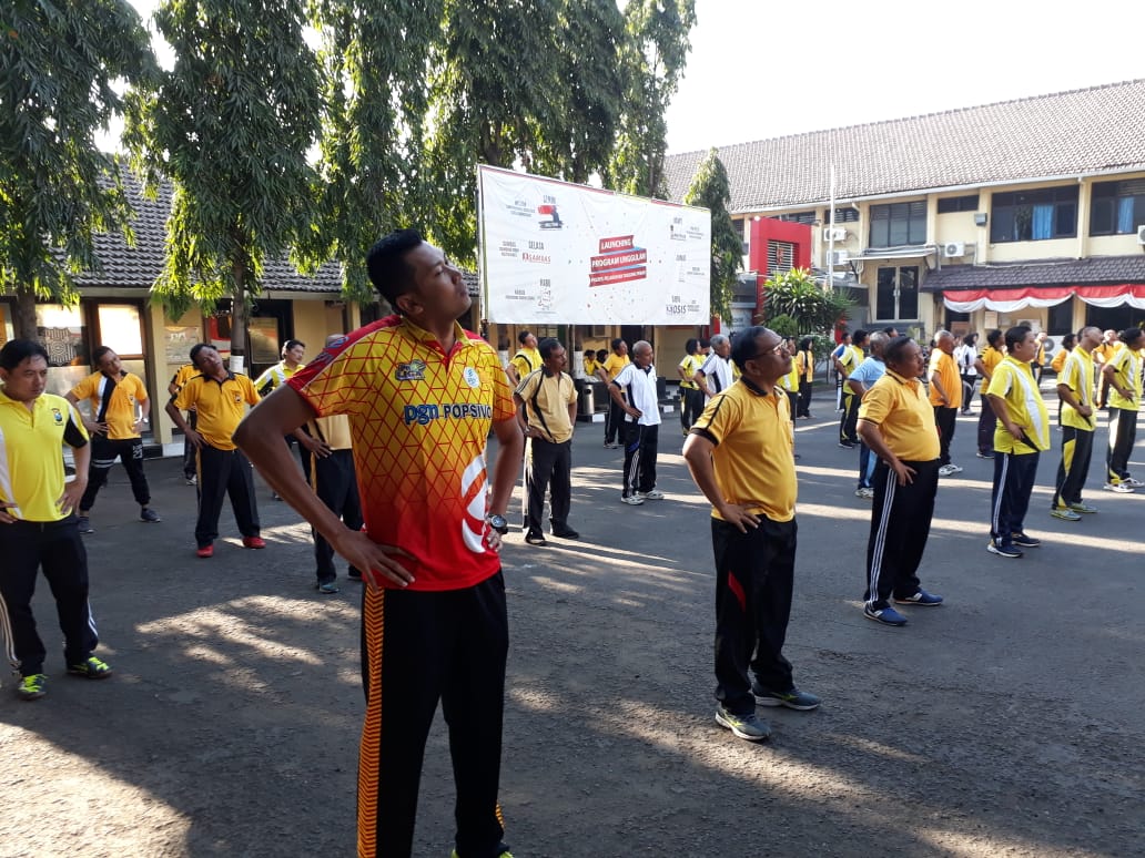 Kasat Sabhara Polres Tanjung Perak Pimpin Olahraga Bersama di Lapangan Apel