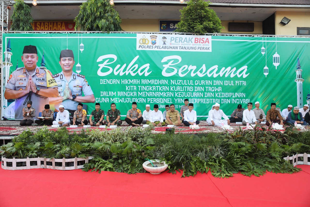 Kapolres Tanjung Perak Beri Santunan Anak-anak Ponpes di Acara Buka Bersama Forkopimda