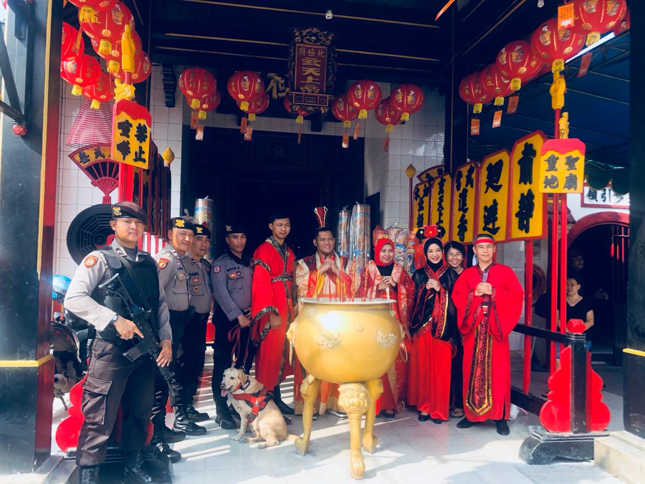 Satsabhara Polres Tanjung Perak Lakukan Sterilisasi di Sejumlah Klenteng, Amankan Perayaan Imlek