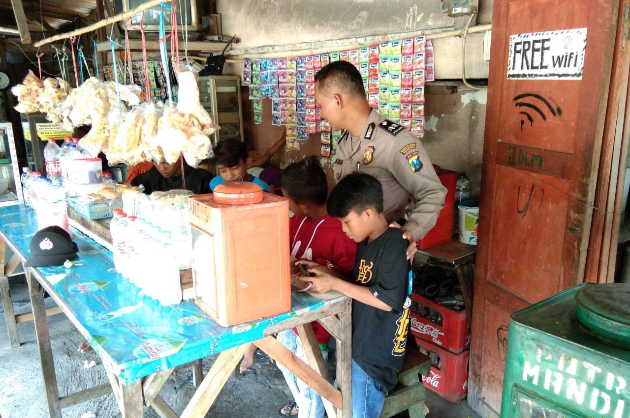 Babinkamtibmas Takal Kedinding Himbau Anak-anak Tidak Terlalu Sering Main HP