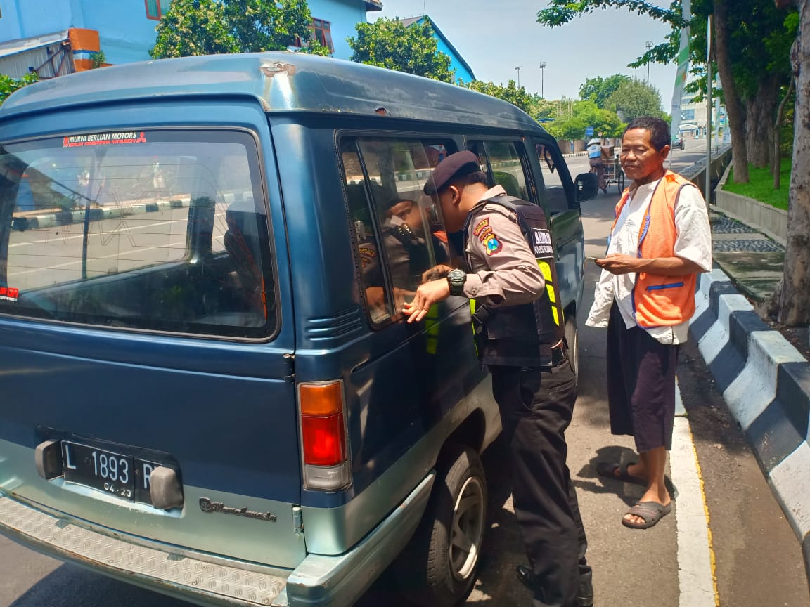 Cegah Aksi Teror, Satsabhara Polres Tanjung Perak Periksa Kendaraan Yang Hendak Masuk Pelabuhan