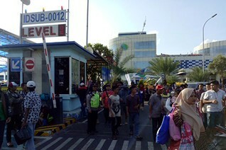 Polwan Polres Tanjung Perak Ikut Terjun Lakukan Pengamanan Pemudik di GSN