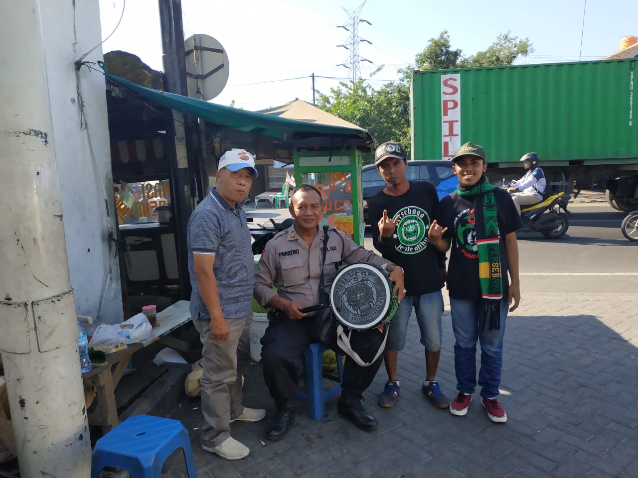 Polsek Krembangan Lakukan Pengamanan Jalur Bonek Ke Stadion GBT