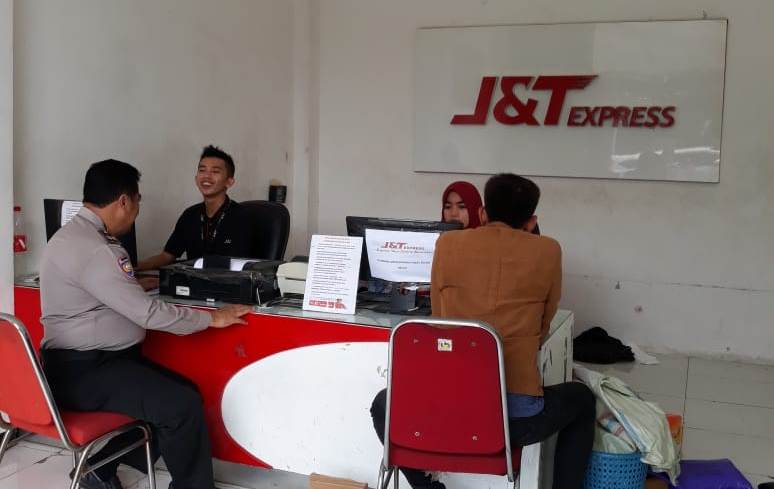 Sambang Kantor Ekspedisi, Babinkamtibmas Ampel Sosialisasikan SPKT Door To Door