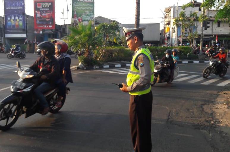 Unit Lantas Polsek Krembangan Lakukan Pengaturan Sore Cegah Kemacetan