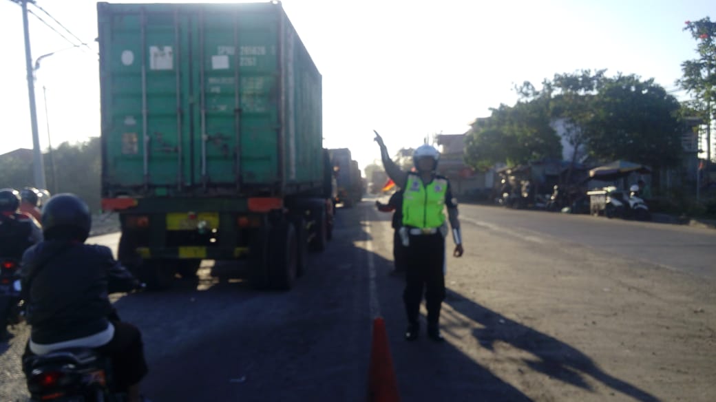Satlantas Polres Tanjung Perak Gelar Pengaturan Lalu Lintas Sore Bantu Kepulangan Pekerja