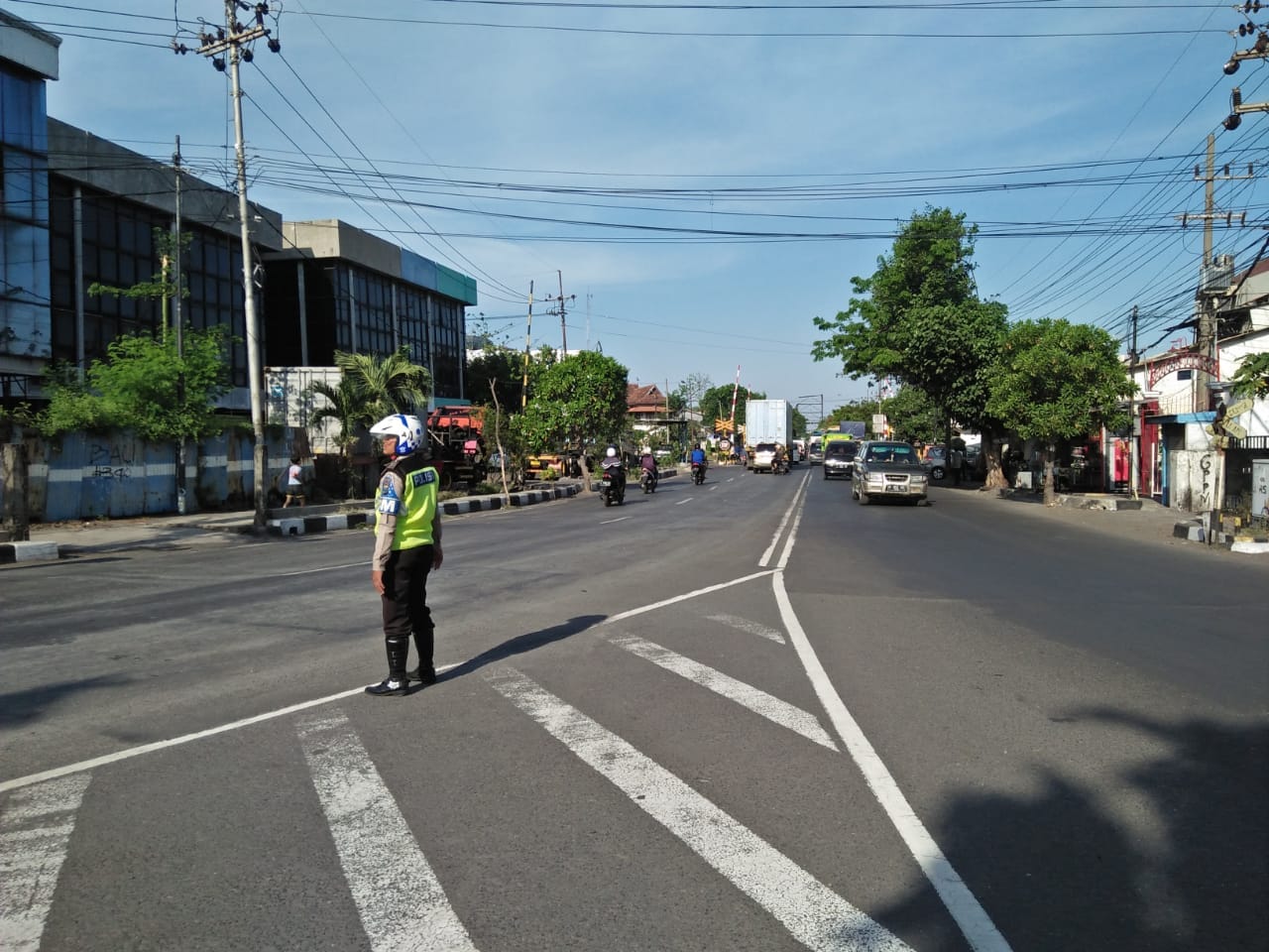 Satlantas Polres Tanjung Perak Laksanakan Pengaturan Sore di Jalan Jakarta