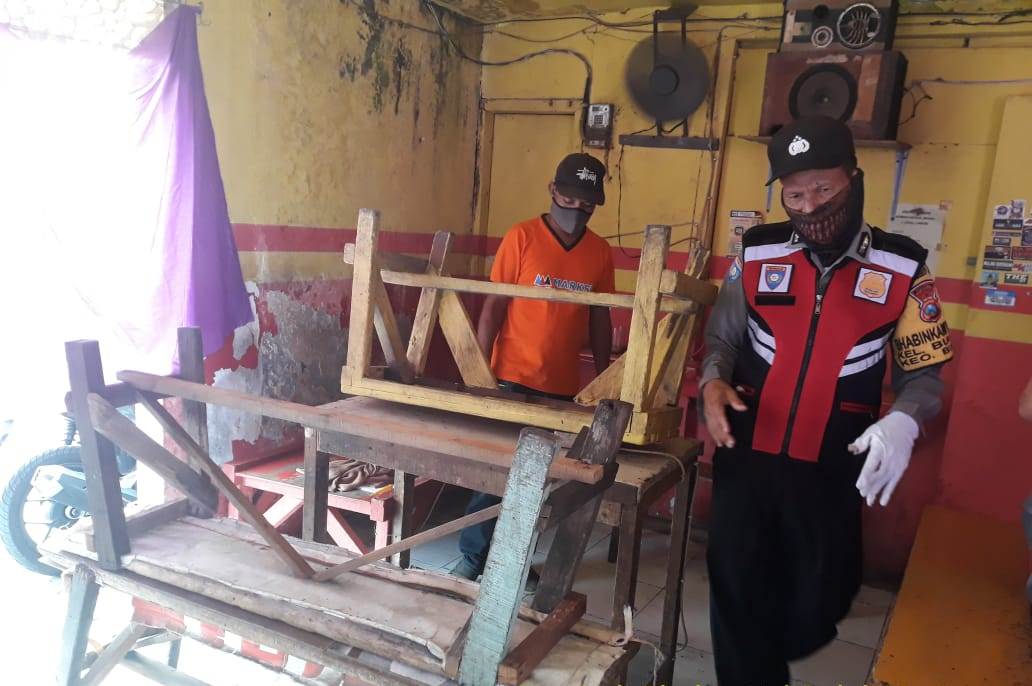 Babinkamtibmas Bulak Bubarkan Pengunjung Warkop, Tegakkan Aturan PSBB
