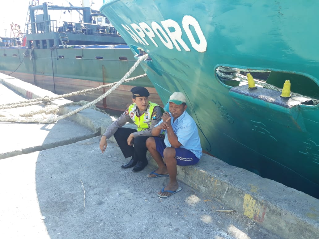 Satsabhara Polres Tanjung Perak Sampaikan Himbauan Keselamatan Kepada ABK