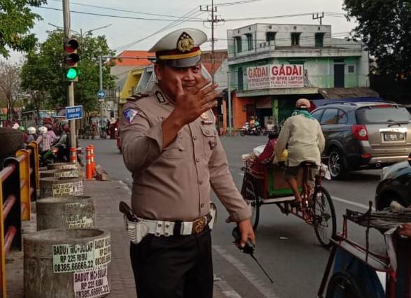 Antisipasi Kepulangan Pekerja, Polsek Semampir Atur Lalu Lintas Sore