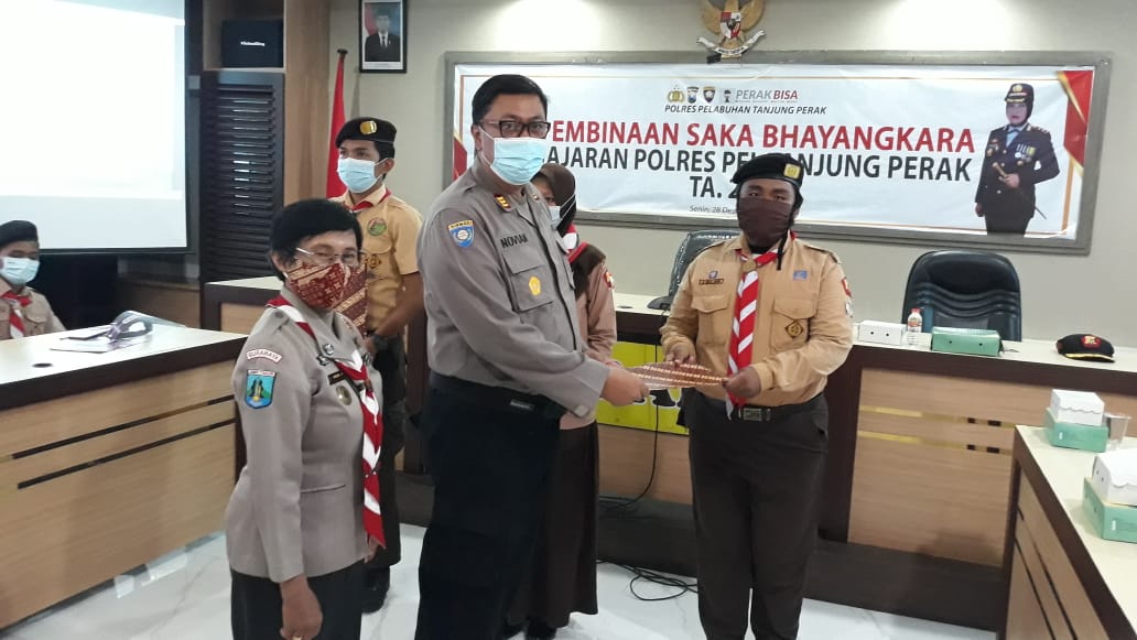 Polres Tanjung Perak Beri Pembinaan Tentang Kebangsaan Kepada Anggota Pramuka