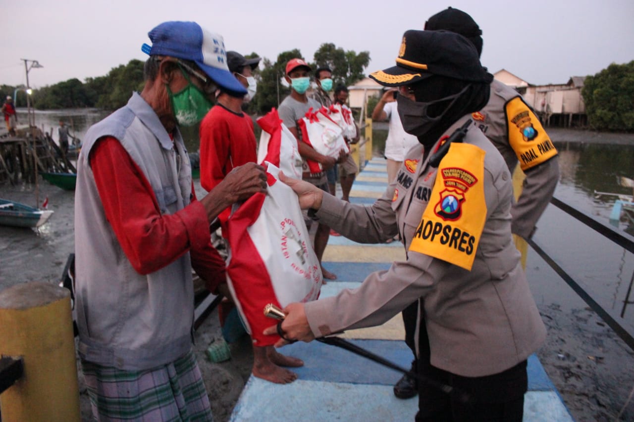 Kapolres Tanjung Perak Bagikan Bantuan Paket Sembako Ke Kampung Nelayan Sontoh Laut